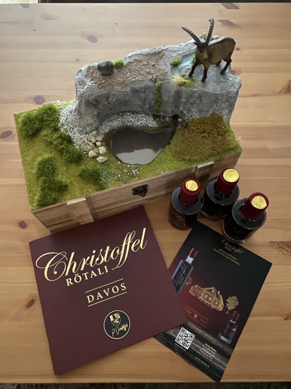 Selber geniessen oder Genuss schenken Mit unserer Deluxe Box zeigst Du Deine Liebe zur Tradition. Zum Valentinstag, zu Weihnachten, Jubiläum jeglicher Art oder ganz einfach mit den besten Freunden auf die Liebe und die Tradition anstossen. Oder als Geschenk für Deine Liebsten. Schenke Deinen Christoffel Original Rötali in unserer Deluxe Box für Liebhaber, oder solche die es werden wollen.